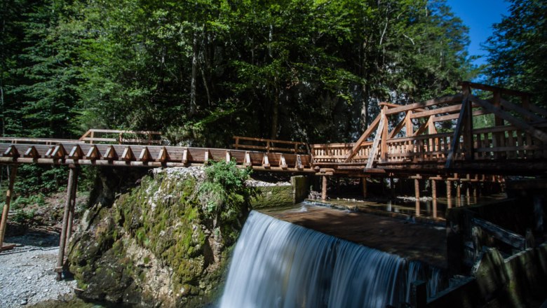 Holzbr&uuml;cke &uuml;ber einen kleinen Wasserfall im Mendlingtal.