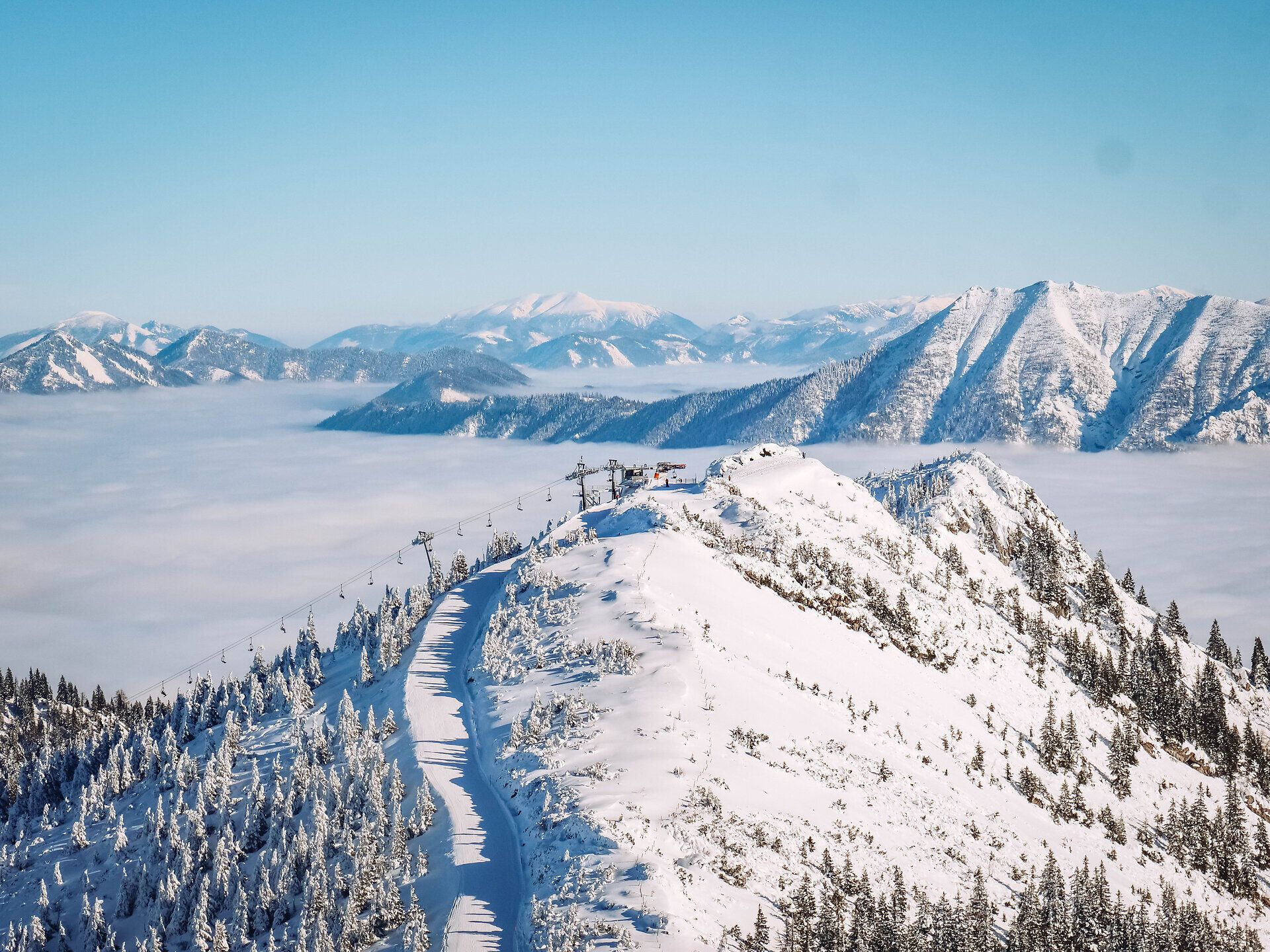 Die schneebedeckten Gipfel strahlen in der Wintersonne und laden Familien zu unvergesslichen Abenteuern ein. Die klare, kalte Luft und die glitzernden Schneefelder schaffen eine magische Atmosphäre, die zum Verweilen einlädt. Hier, wo die Natur in ihrer reinsten Form erstrahlt, wird jeder Moment zum Erlebnis.