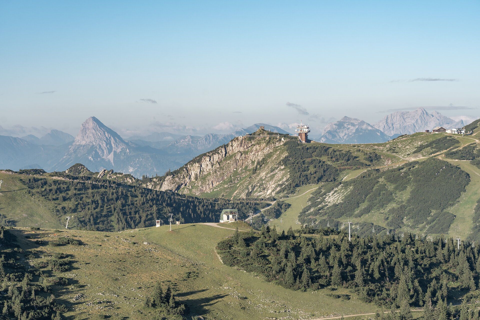 Der Sonnenaufgang über den Ybbstaler Alpen taucht die majestätische Schmalzmauer in ein warmes, goldenes Licht. Die frische Bergluft und das sanfte Rauschen der Natur laden Wanderer ein, die unberührte Schönheit dieser Region zu erkunden und unvergessliche Momente zu erleben.