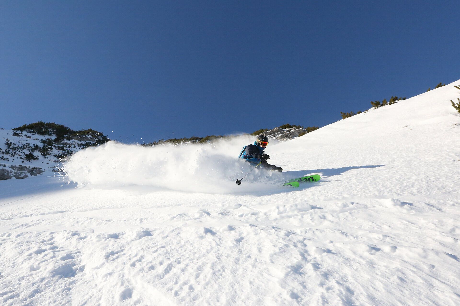 Die unberührte Schneelandschaft lädt zu einem unvergesslichen Freeride-Abenteuer ein. Mit jedem Schwung durch den frischen Powder spürt man die Freiheit und den Nervenkitzel der Berge. Hier, wo die Natur in ihrer reinsten Form erstrahlt, wird jeder Moment zum Erlebnis.