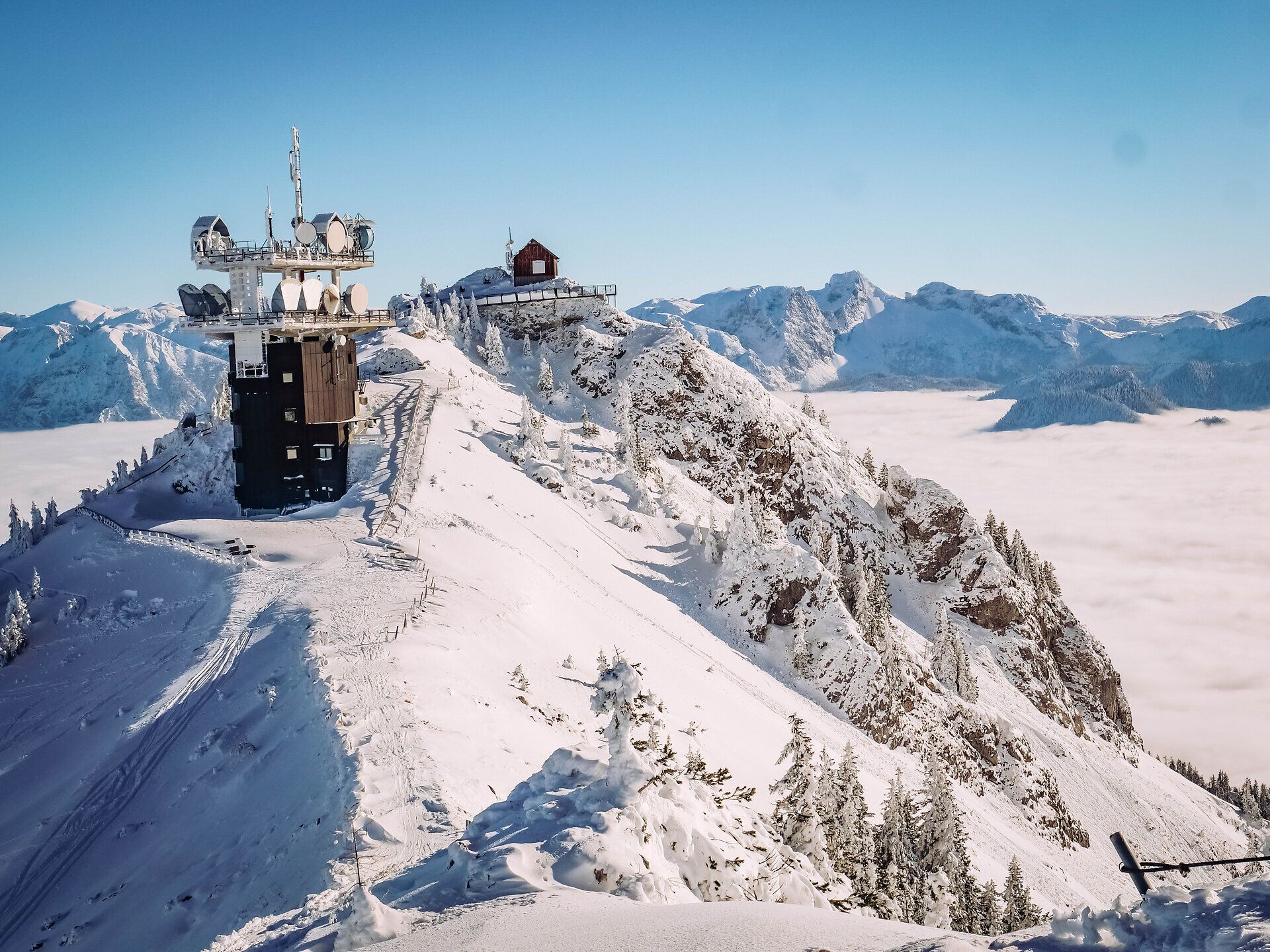 Die schneebedeckten Gipfel des Hochkars strahlen in der Wintersonne und laden Familien zu unvergesslichen Abenteuern ein. Die klare, kalte Luft und die glitzernde Schneedecke schaffen eine magische Atmosphäre, die zum Spielen und Entspannen einlädt.
