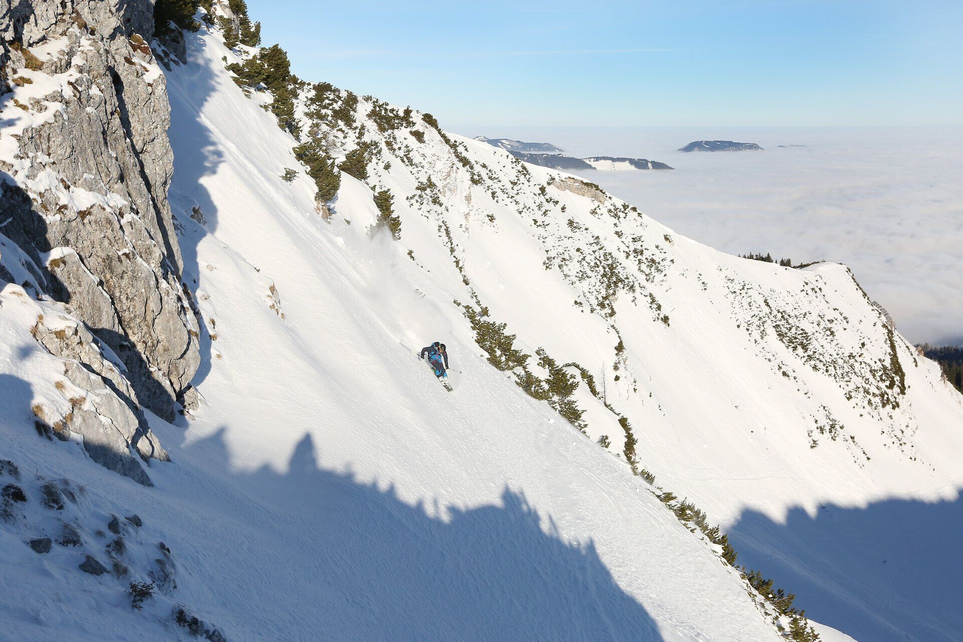 Die unberührte Schneelandschaft des Hochkars lädt zu einem unvergesslichen Freeride-Abenteuer ein. Hier, wo der Pulverschnee die Hänge bedeckt, spürt man die Freiheit und den Nervenkitzel des Skifahrens inmitten majestätischer Berge.