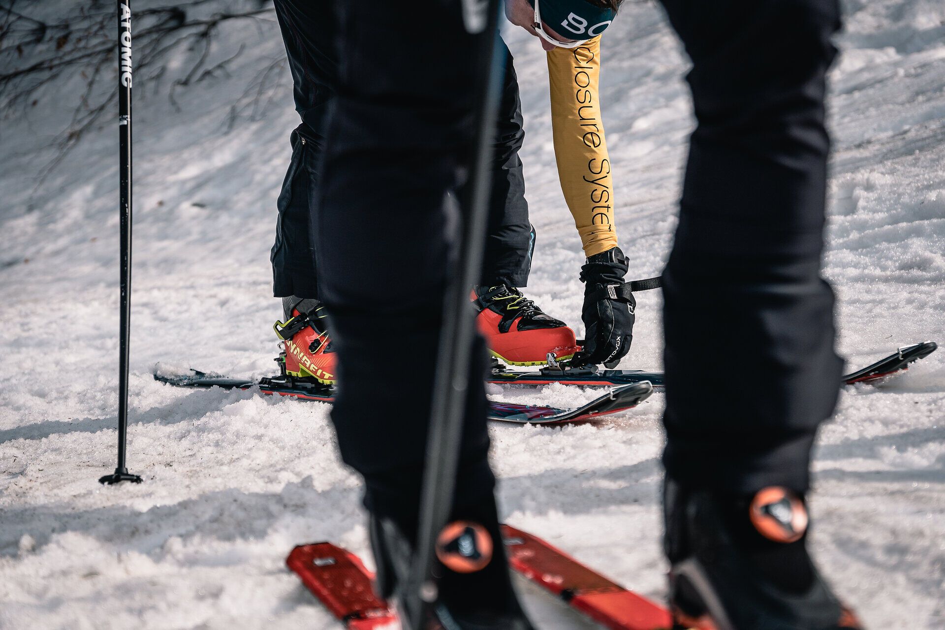 Die frische Winterluft umhüllt die Skitourengeher, während sie sich auf den schneebedeckten Hängen des Großen Ötschers vorbereiten. Die leuchtenden Skischuhe stechen im strahlenden Weiß hervor und versprechen ein unvergessliches Abenteuer in der winterlichen Berglandschaft.