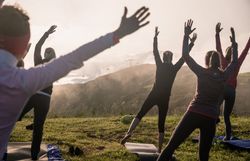 Inmitten der majestätischen Berge findet eine harmonische Yoga-Session statt, während die sanfte Brise die Teilnehmer umhüllt. Die atemberaubende Aussicht auf die umliegenden Täler und Gipfel schafft eine friedliche Atmosphäre, die Körper und Geist belebt.