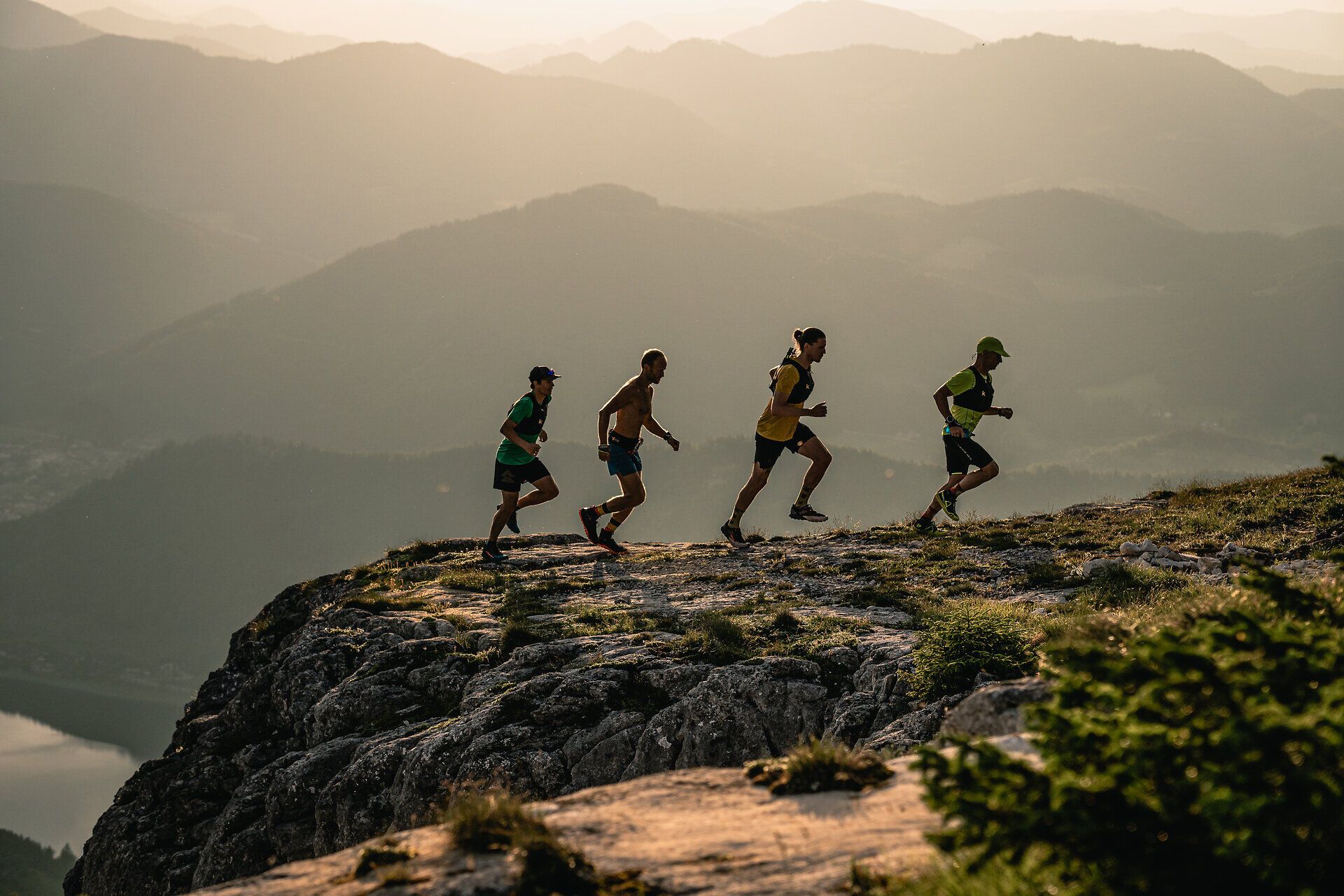 Die warmen Sonnenstrahlen tauchen die majestätischen Berge in ein goldenes Licht, während die Trailrunner mit Energie und Begeisterung die schroffen Pfade entlanglaufen. Umgeben von der atemberaubenden Kulisse der Alpen, spüren sie die Freiheit und den Abenteuergeist des Bergsommers.