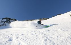 Die unberührte Schneelandschaft lädt zu einem unvergesslichen Freeride-Abenteuer ein. Mit jedem Schwung durch den frischen Powder spürt man die Freiheit und den Nervenkitzel der Berge. Hier, wo die Natur in ihrer reinsten Form erstrahlt, wird jeder Moment zum Erlebnis.