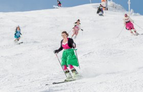 Auf der Piste beim Dirndlskitag am Hochkar , © Ludwig Fahrenberger