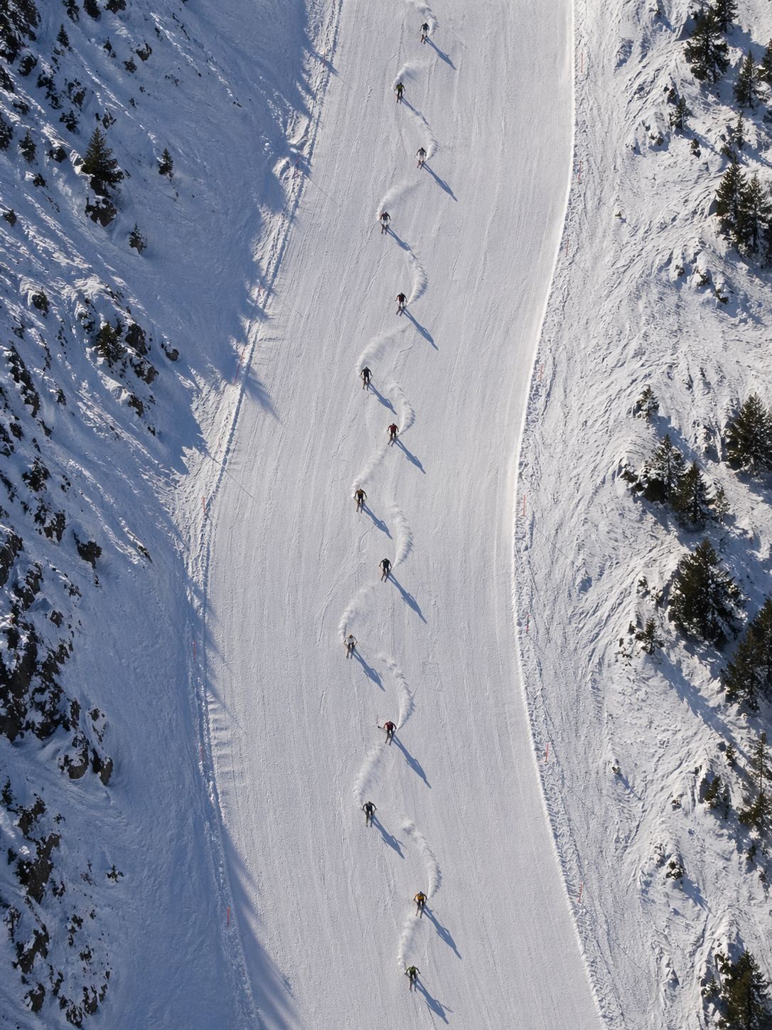 Skifahrer fahren auf Piste