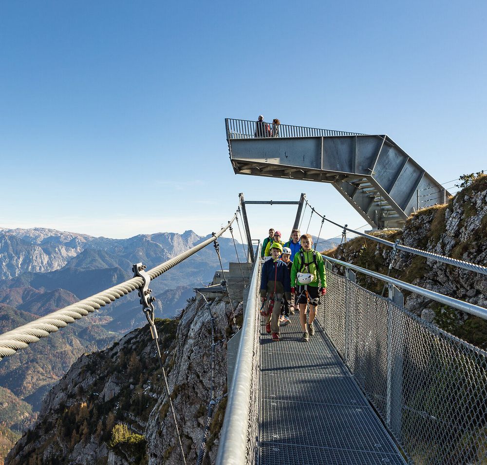 Die atemberaubende Aussicht vom Hochkar begeistert Wanderer und Kletterer gleichermaßen. Umgeben von majestätischen Bergen und klaren, blauen Himmel, lädt die Landschaft dazu ein, die frische Bergluft zu genießen und die Schönheit der Natur zu erleben.