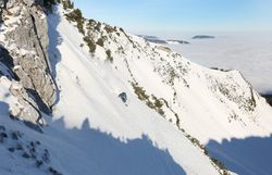 Die unberührte Schneelandschaft des Hochkars lädt zu einem unvergesslichen Freeride-Abenteuer ein. Hier, wo der Pulverschnee die Hänge bedeckt, spürt man die Freiheit und den Nervenkitzel des Skifahrens inmitten majestätischer Berge.